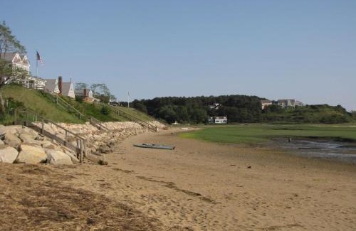 Wellfleet House | On the bay in Wellfleet - walk to water!