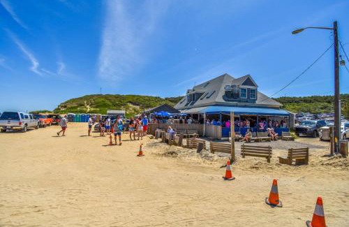 Wellfleet House | On the bay in Wellfleet - walk to water!