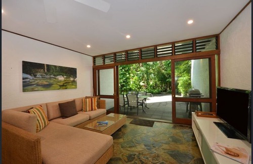 Port Douglas House | On the Beach at Four Mile Beach (Spindrift #1)