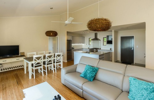 Aramoana Apartment | On the beach, fully equipped new unit with disabled access at the Marine Reserve