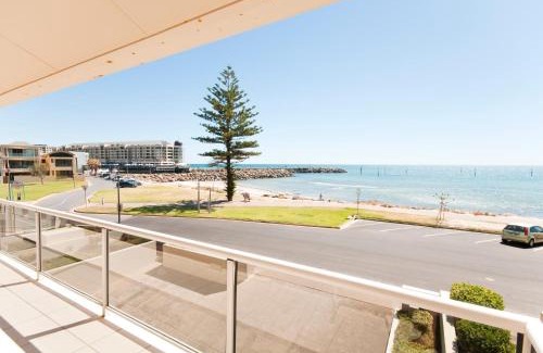 Glenelg North Apartment | On The Beach - Glenelg, Sea Views - close to Cafes, Shopping