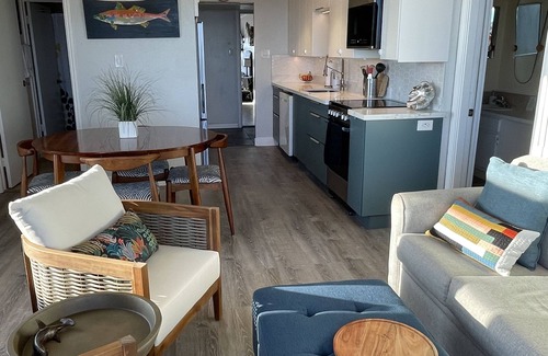 Galveston Condo | On the beach. Knockout views. Great guest reviews. New kitchen. Sleeps 2-6.