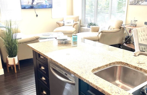 Westbank Condo | On the Beach/Lake, Heated Pool, Paddle Boards, Dbl Kayak, Boat Slip, Wine Trail