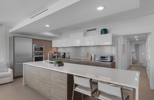 Fort Walton Beach - Destin Condo | ON the Beach | Luxury | Rooftop Pool | Downtown