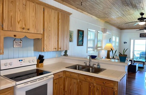 Spanish Wells Cottage | ON THE BEACH w/Kayaks, Paddleboard, Amazing Views Throughout