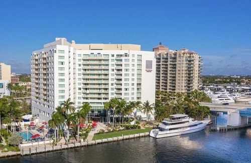 Birch Park Finger Streets Apartment | On the intercostal and walking distance from the amazing Fort Lauderdale beach.