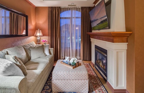 Kelowna Central Business District Condo | ON THE LAKE-Royal Kelowna Residence Club- Secured Boat Moorage available!