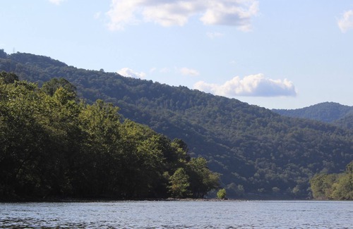 Bellepoint House | On the New River, Huge Porch, Well-Equipped Kitchen, WiFi, Pet-Friendly