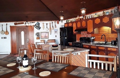 Grand Island House | On the Niagara River - River Access DOCK - POOL - HOT TUB - FIREPIT and more