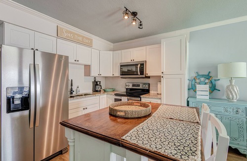 Indian Rocks Beach Condo | On the Private Beach! Tide Vibes #6 Full Kitchen!