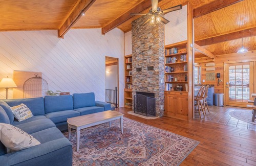Cleveland House | On the River! Cottage w/ Smart TVs, WiFi, & more!