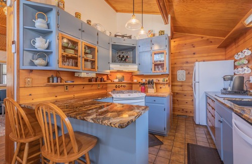 Cleveland House | On the River! Cottage w/ Smart TVs, WiFi, & more!