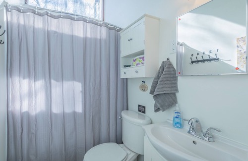 Cleveland House | On the River! Cottage w/ Smart TVs, WiFi, & more!