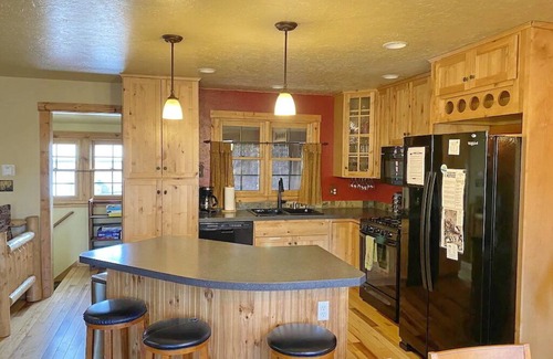 Estes Park Cabin | On The River, Hot Tub, Walk to Town #6002