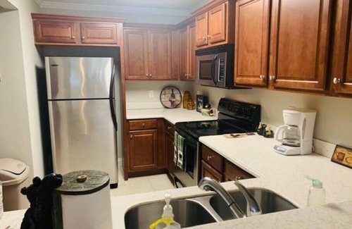 Helen House | On the River in Helen HotTub Easy Walk to Downtown, 3BR, 3.5BA, Sleeps 8