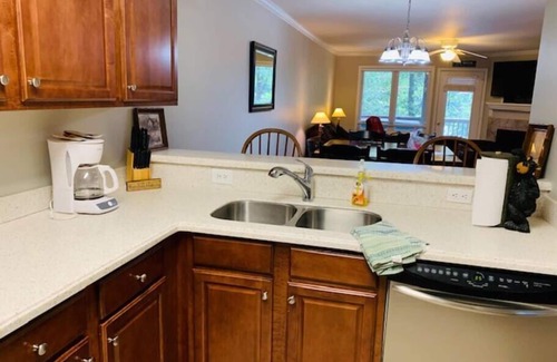 Helen House | On the River in Helen HotTub Easy Walk to Downtown, 3BR, 3.5BA, Sleeps 8
