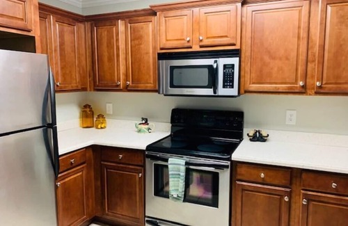 Helen House | On the River in Helen HotTub Easy Walk to Downtown, 3BR, 3.5BA, Sleeps 8