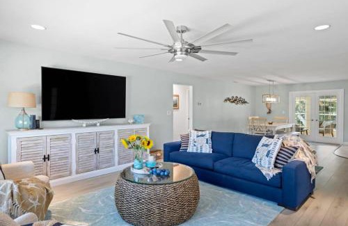 East Rocks House | On the Rocks- Gorgeous Newly Renovated Pool Home