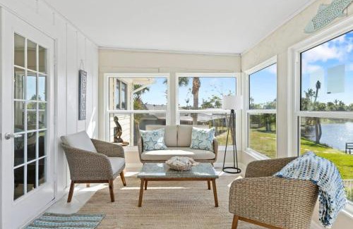 East Rocks House | On the Rocks- Gorgeous Newly Renovated Pool Home