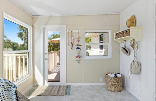 East Rocks House | On the Rocks- Gorgeous Newly Renovated Pool Home