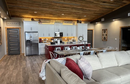 Glenwood Cabin | ON THE ROCKS is the place to be! A new spacious cabin & fully stocked!
