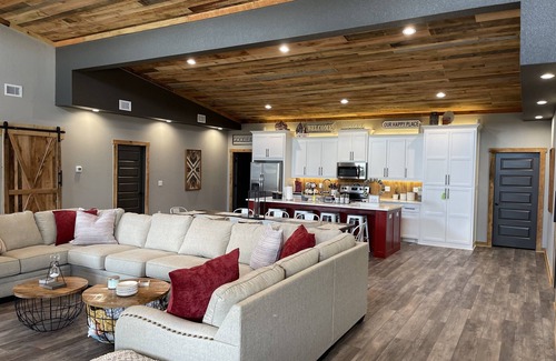 Glenwood Cabin | ON THE ROCKS is the place to be! A new spacious cabin & fully stocked!