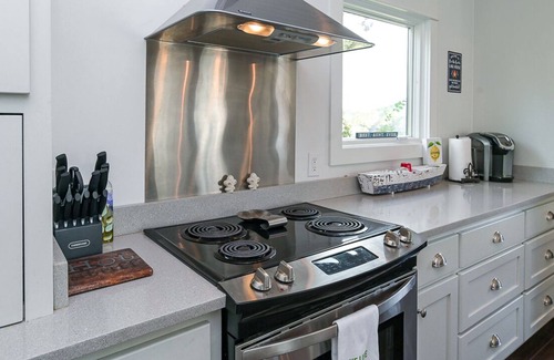 Crane Hill Cottage | On the Rocks, Rock Creek Smith Lake