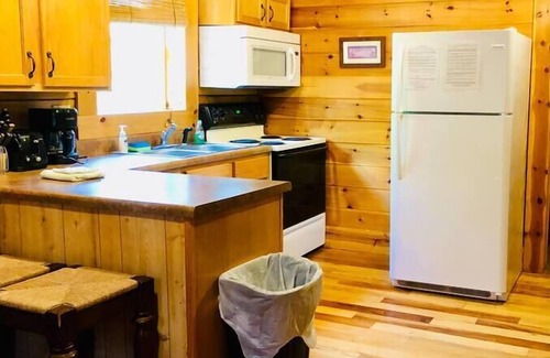 Rogers Cabin | On The Rocks-RRG, hot tub, wifi, private pond!
