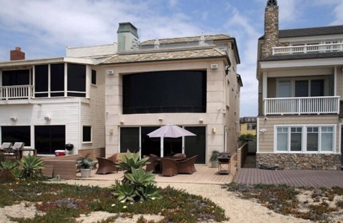 Sunset Beach House | ON THE SAND! Beachfront Huntington Beach 3bd home! Walk out of house on sand!