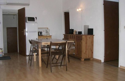 Noves Apartment | "On the spot" House on nice square Provencal