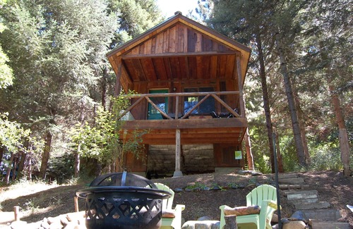 Douglas City Cabin | On the Trinity River, Fire Pit, Dogs OK, Privacy, Historic Miner's Cabin