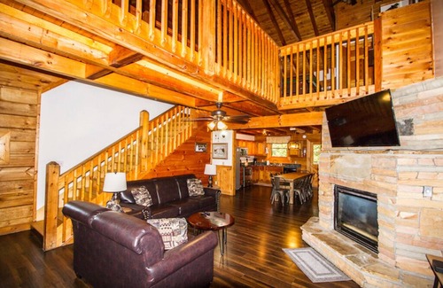 Gatlinburg Cabin | On the trolly stop! Minutes to town 5 king rooms, game room & pet friendly