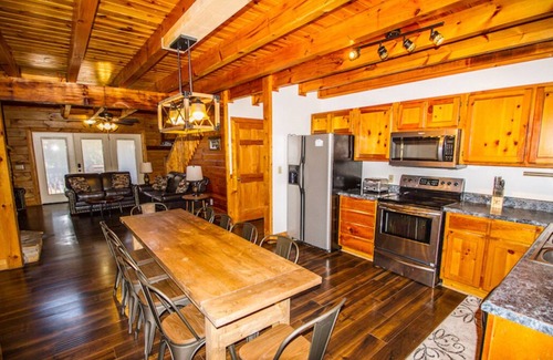 Gatlinburg Cabin | On the trolly stop! Minutes to town 5 king rooms, game room & pet friendly