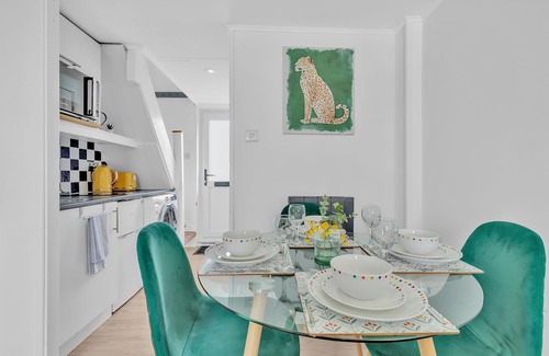 Seafront Apartment | On the Water 6 A One-of-a-Kind Stay | Free Parking | By My Getaways