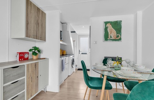 Seafront Apartment | On the Water 6 A One-of-a-Kind Stay | Free Parking | By My Getaways