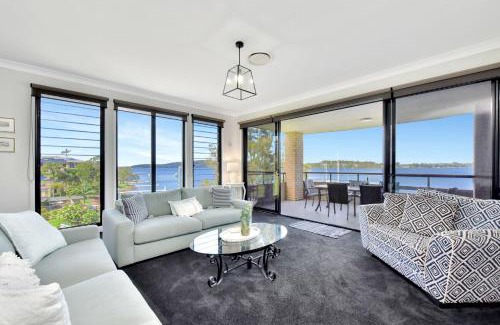 Fishing Point House | On The Waters Edge at Fishing Point