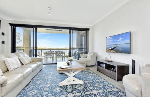 Fishing Point House | On The Waters Edge at Fishing Point