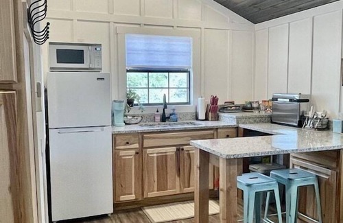 Leakey Cabin | On Twisted Sisters Loop, New Tiny Cabin w/Deck & River Frontage, Pet Friendly!