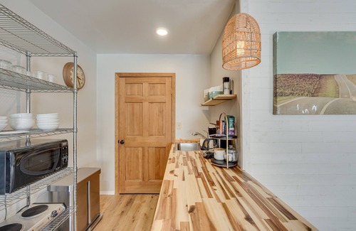 Central Point Cottage | On Working Winery: Southern Oregon Bungalow