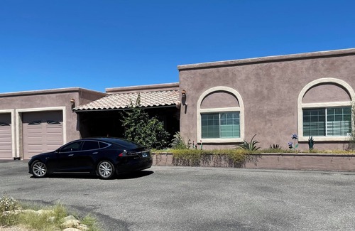 Suffolk Hills House | One acre hill top home with 360 degree city & mountain views & Jacuzzi