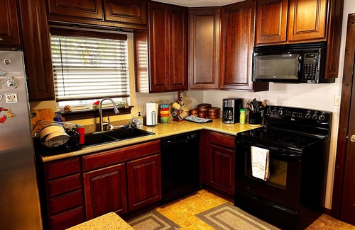 West Livingston House | One Acre Lakefront Home, Indian Hills Peninsula. Pet friendly !