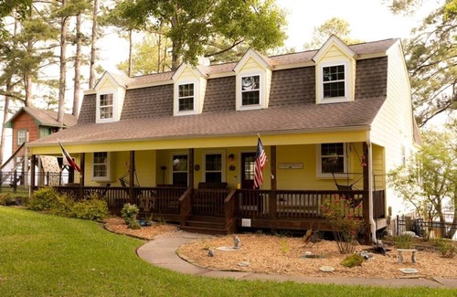 West Livingston House | One Acre Lakefront Home, Indian Hills Peninsula. Pet friendly !