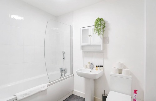 George Green Apartment | One Bed Apt/ Free Parking/ Sleeps 4