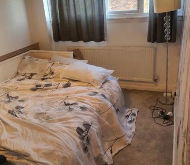 Hoddesdon House | One bed room in three bed room house