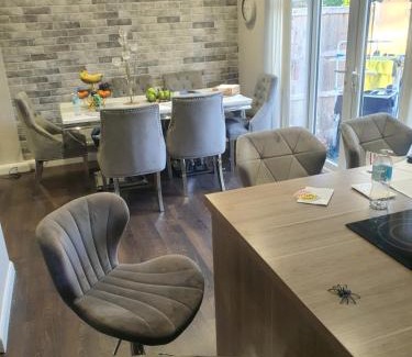 Hoddesdon House | One bed room in three bed room house