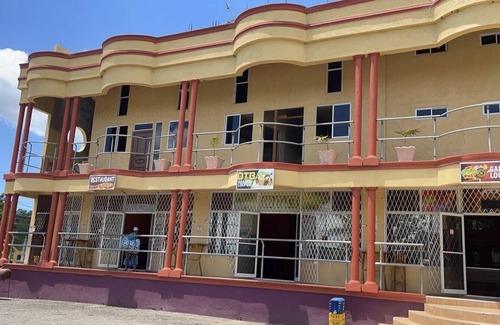 Middle Quarters Apartment | One Bedroom Apartment minutes from Ys Falls, Safari and Zoo: Royale Flush Suites