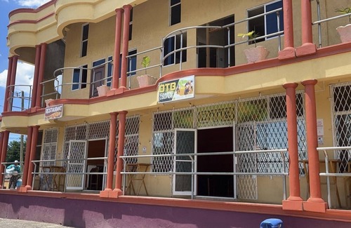 Middle Quarters Apartment | One Bedroom Apartment minutes from Ys Falls, Safari and Zoo: Royale Flush Suites