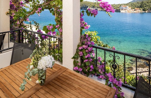 Pokrivenik Apartment | One bedroom apartment near beach Cove Pokrivenik, Hvar (A-10427-b)