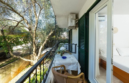 Pokrivenik Apartment | One bedroom apartment near beach Cove Pokrivenik, Hvar (A-10427-b)