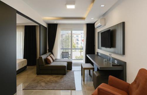 Trikomo Apartment | One-Bedroom Apartment and Luxury Penthouse in a Poolside Complex